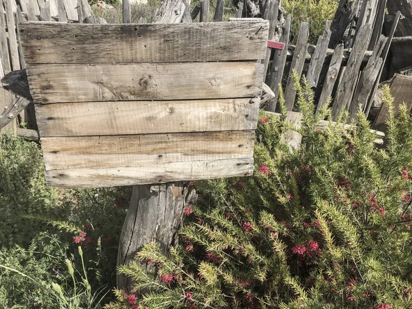 Pusta drewniana deska w ogrodzie — Zdjęcie stockowe