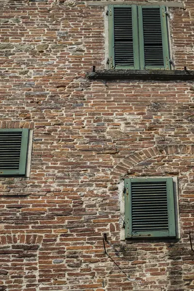 Bir tuğla evin yeşil pencere panjur — Stok fotoğraf