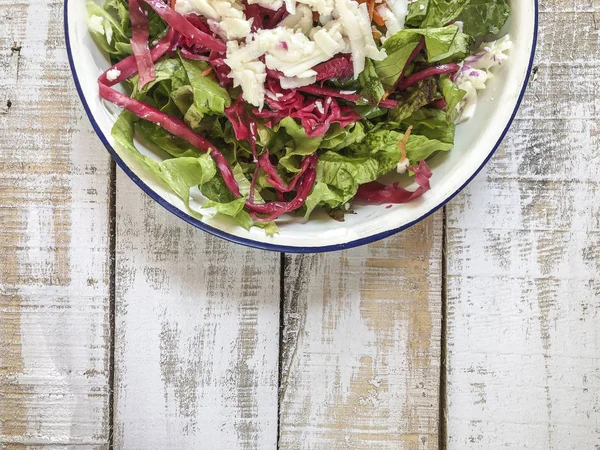 Ensalada verde fresca con queso feta en la mesa —  Fotos de Stock