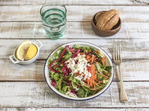 Ensalada verde fresca con queso feta en la mesa —  Fotos de Stock