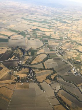 bir düzlemin penceresinden zeminin üst görünümü