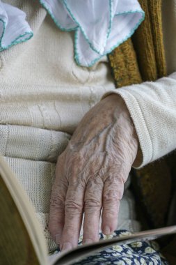 okurken bir kitap dokunmadan bir se veya kadının kırışık el