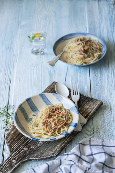 Ahşap bir masada spagetti makarna — Stok fotoğraf