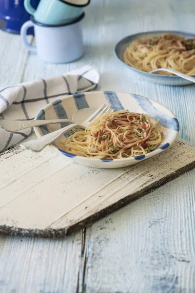 Ahşap bir masada spagetti makarna — Stok fotoğraf