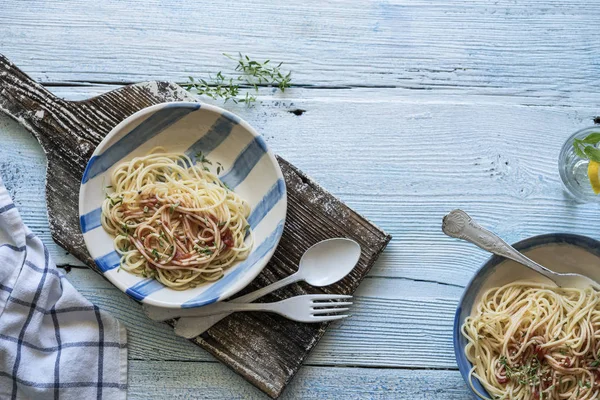 Ahşap bir masada spagetti makarna — Stok fotoğraf