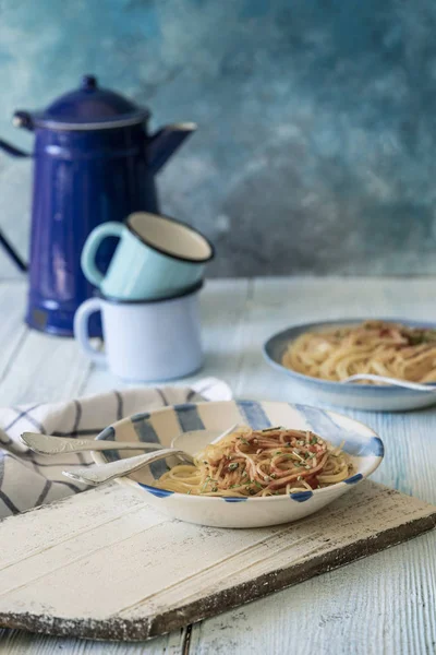 Ahşap bir masada spagetti makarna — Stok fotoğraf