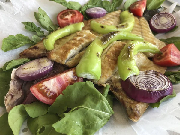 Lubina a la parrilla servido con verduras y ensalada —  Fotos de Stock