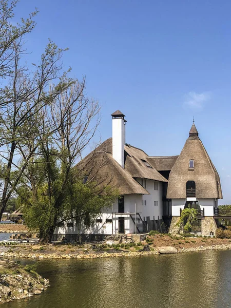 Dnipro, Ucrania - 04 de mayo de 2019; Casa típica ucraniana en el parque en Dnipro, Ucrania — Foto de Stock