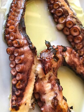 plaka üzerinde lezzetli ızgara ahtapot