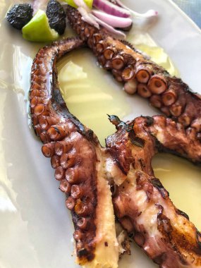 plaka üzerinde lezzetli ızgara ahtapot