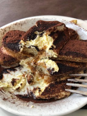 Masa üzerinde lezzetli Italyan tatlı Tirayisu