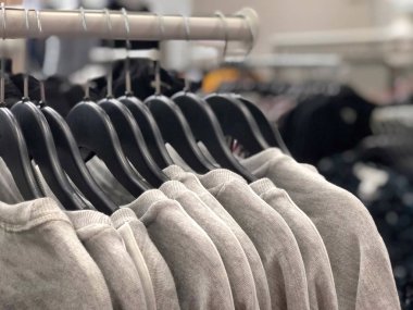 bir mağazada t-shirt asıldı