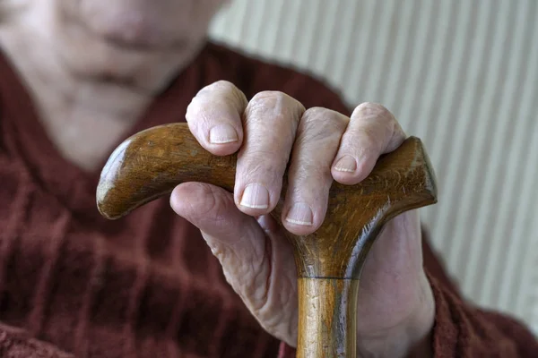 Морщинистая рука пожилого человека на трости — стоковое фото