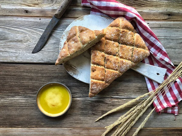Pita brood op een houten tafel — Stockfoto