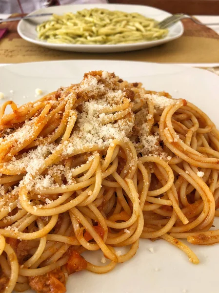 Domates ve peynir ile spagetti makarna — Stok fotoğraf