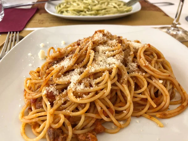 Паста спагетті з помідорами та сиром — стокове фото