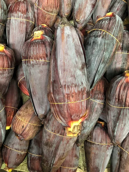 Куча банановых цветов на рынке — стоковое фото