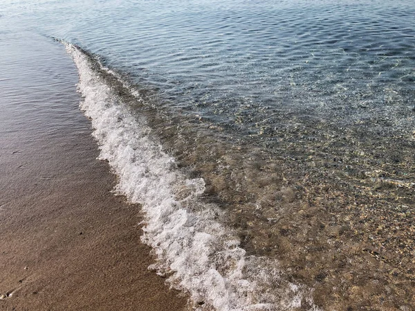 Хвилі чистого моря на піщаному пляжі влітку — стокове фото