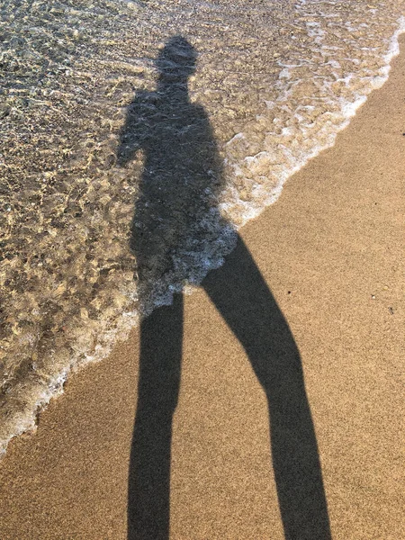 Reflejo de una mujer en una playa de arena — Foto de Stock