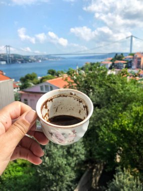 İstanbul, Tu'da deniz manzarasına karşı bir fincan Türk kahvesi tutmak