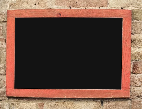 Prázdný tabuli pověšený na cihlové stěně — Stock fotografie