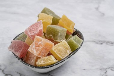 mermer bir masa üzerinde renkli türk sevindirdi