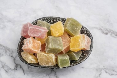 mermer bir masa üzerinde renkli türk sevindirdi