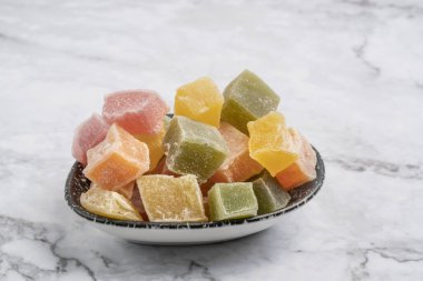 mermer bir masa üzerinde renkli türk sevindirdi