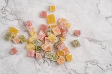 kopya alanı ile mermer bir masa üzerinde renkli türk sevindirdi