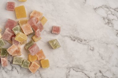 kopya alanı ile mermer bir masa üzerinde renkli türk sevindirdi