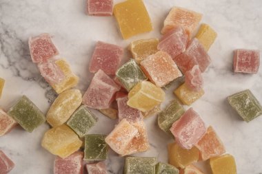 mermer bir masa üzerinde renkli türk sevindirdi