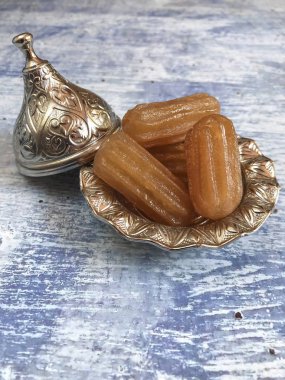 sofrada geleneksel türk tatlısı