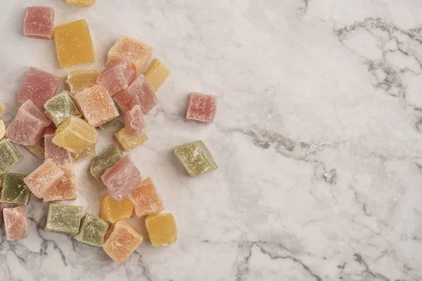 kopya alanı ile mermer bir masa üzerinde renkli türk sevindirdi