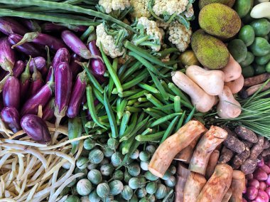 bir pazarda bir arka plan olarak taze sebze