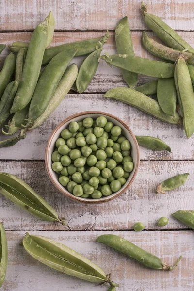 Verse rauwe erwten op een houten tafel — Stockfoto