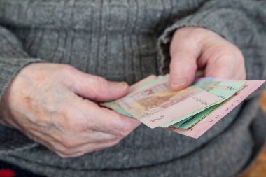 Ukrayna Hry sayma üst düzey bir kişinin closeup buruşuk elleri