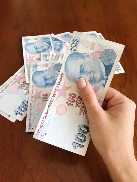 Female hand holding hundred turkish lira — Stock Photo, Image