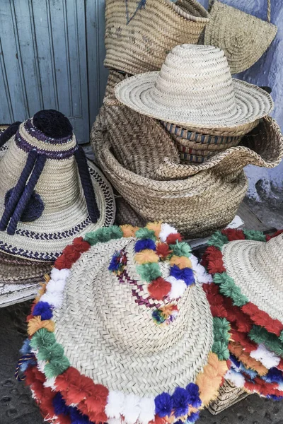 Sacos de palha e chapéus com ornamentos coloridos para o verão — Fotografia de Stock
