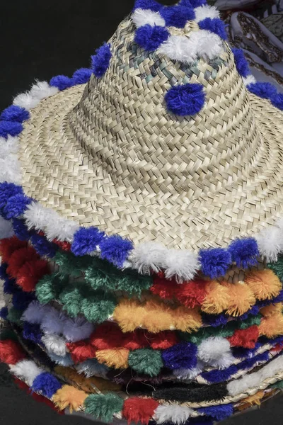 Chapéus de palha com ornamentos coloridos para o verão — Fotografia de Stock
