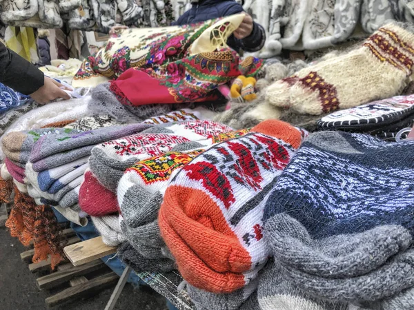 Meias de malha tecidas em um mercado local na Ucrânia — Fotografia de Stock