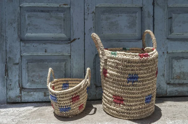 Sacs de paille faits à la main devant une porte en bois dans la rue — Photo