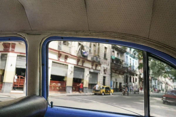 Ulice Havana z vnitřku klasického auta na Kubě — Stock fotografie