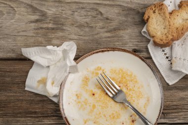 akşam yemeğinden sonra ahşap masada kalan artıklar