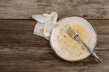 akşam yemeğinden sonra ahşap masa üzerinde kirli bir boş tabak