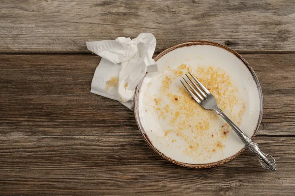 O farfurie goală murdară pe masa de lemn după cină — Fotografie, imagine de stoc