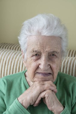 Kameraya bakan yorgun yaşlı bir kadın