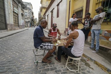 Havana, Küba - 01 Mayıs 2017; Kübalı erkekler domino oyunu oynuyor 