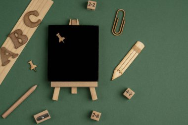 yeşil backgro üzerinde boş bir tebeşir tahtası ile okul şablonu geri