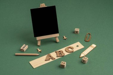 yeşil backgro üzerinde boş bir tebeşir tahtası ile okul şablonu geri