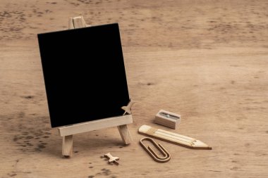 masaüzerinde bir tebeşir tahtası ve kalemler ile okul şablonuna geri dön